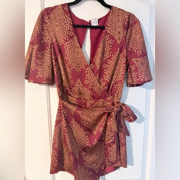 Selfie Leslie Maroon Romper with Gold Leaf Motif - Picture 4 of 8